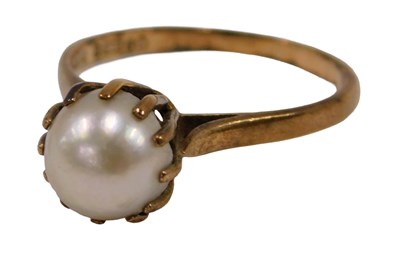 Lot 95 - A single cultured pearl 9ct gold ring, the...