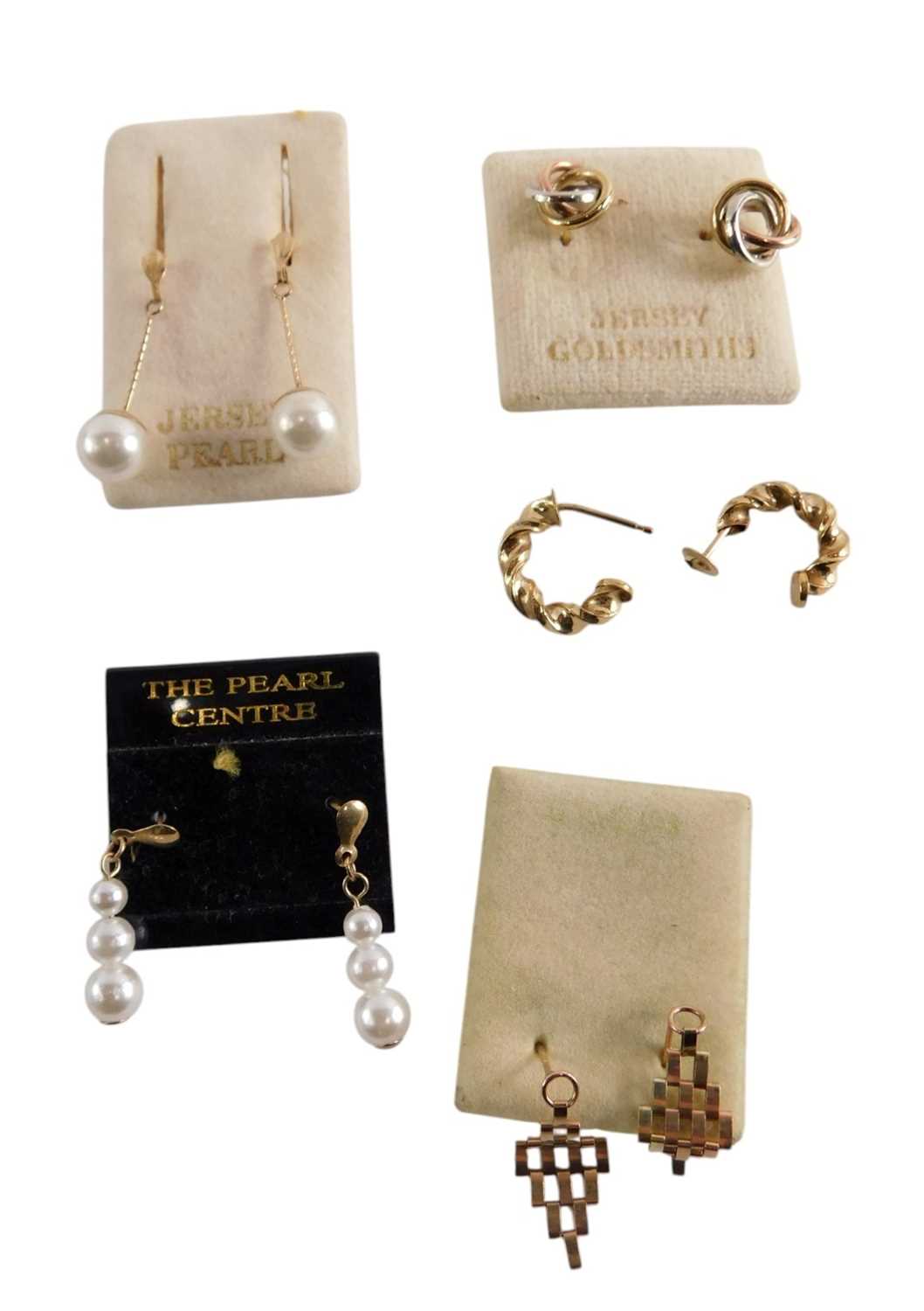 Lot 99 - Assorted pairs of 9ct gold earrings, and two...