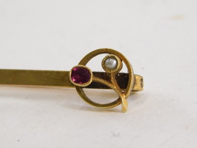Lot 50 - A 9ct gold ruby and seed pearl bar brooch,...