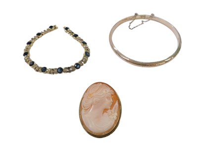 Lot 528 - A group of jewellery, comprising a shell cameo...