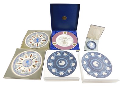 Lot 380 - Collector's plates, comprising a Wedgwood...