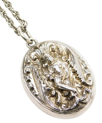 Lot 41 - A late 19thC Anglo-Indian double photo locket,...