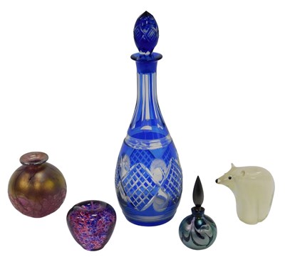 Lot 60 - A group of glassware, comprising a blue flash...