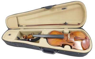 Lot 581 - A 20thC violin, with two piece back, bearing...