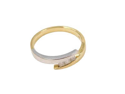 Lot 477 - A three stone diamond twist ring, set with...