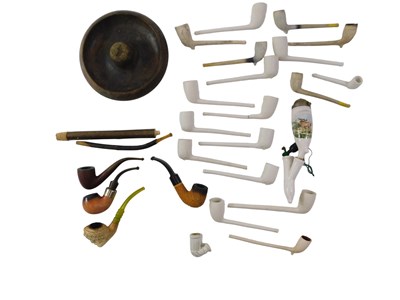 Lot 394 - A quantity of clay and other pipes. (2 trays)