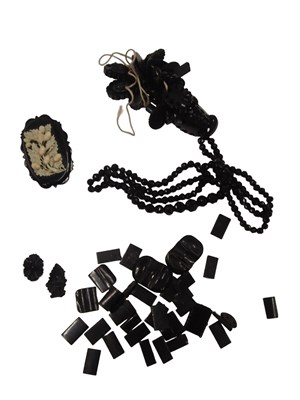 Lot 452 - A group of various loose jet beads.