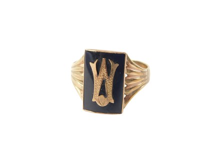 Lot 73 - A gentleman's signet ring, with black onyx...