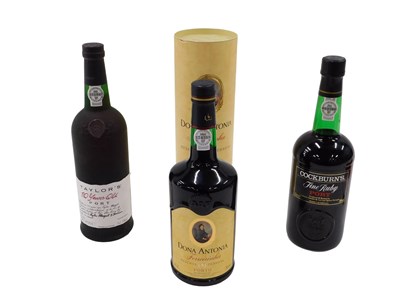 Lot 776 - Three bottles of port, Cockburn's port, a...