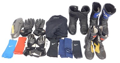 Lot 62 - Various motorcycle boots and gloves, including...