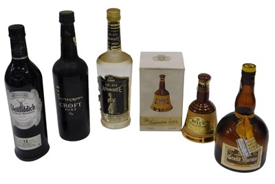 Lot 110 - A collection of alcohol and spirits, to...