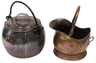 Lot 169 - A 19thC copper pan and lid, with iron loop...