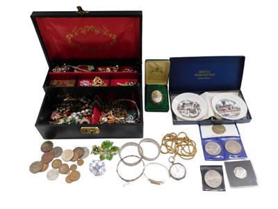 Lot 87 - A quantity of costume jewellery, to include...