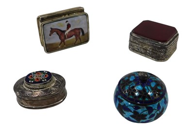 Lot 399 - A 20thC snuff box, with enamel to the lid,...