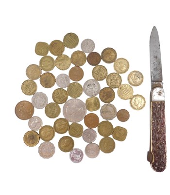 Lot 425 - A part silver shilling, other coins, and a...