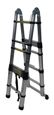 Lot 642 - A metal telescopic ladder.