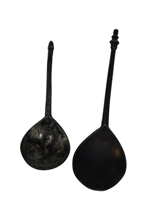 Lot 282 - A 17thC pewter spoon, with turned finial, the...