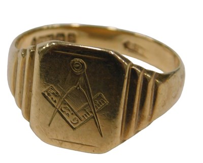 Lot 479b - A 9ct gold Masonic signet ring, engraved with...