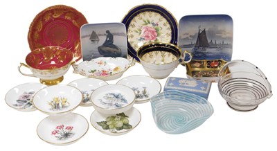 Lot 95 - A group of ceramics and glass, including Royal...