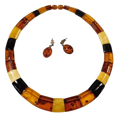 Lot 280 - A four colour amber choker, on a screw clasp,...