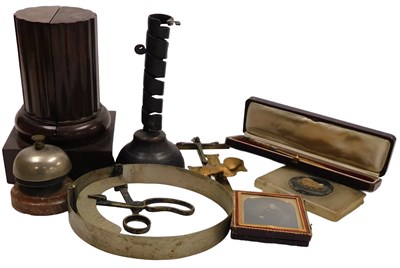 Lot 385 - 19thC and later collectables, including a...