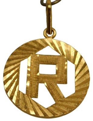 Lot 428 - A 22ct gold 'R' initial pendant, on a fine 9ct...