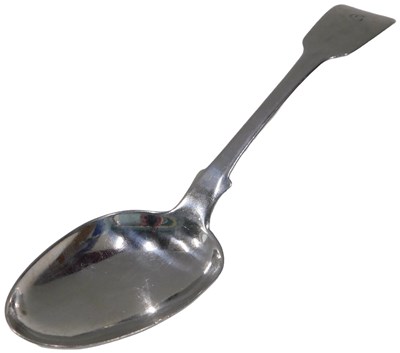 Lot 37 - A George III silver fiddle pattern serving...