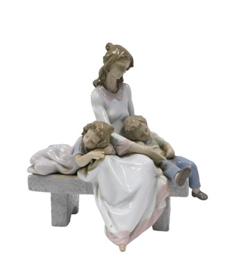 Lot 116 - A Lladro figure group An Afternoon Nap 6765,...