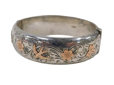 Lot 320 - An Edwardian silver half hinged bangle, with...