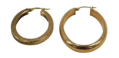 Lot 76 - Two single 9ct gold hoop earrings, 2.4g.