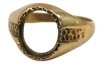 Lot 65 - A 9ct gold signet ring mount, ring size...