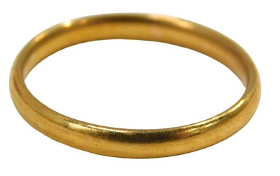 Lot 66 - A 22ct gold wedding band, of plain design, 2mm...