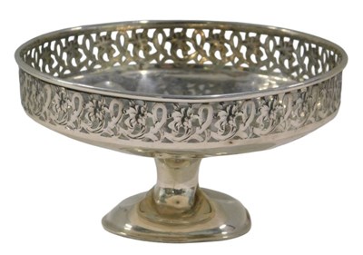 Lot 298 - A 20thC footed dish, with pierced border, on...
