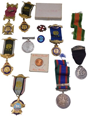 Lot 446 - Various medals and related items, Canada 1945...