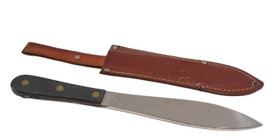 Lot 464 - A 20thC throwing knife, the plain leaf blade...