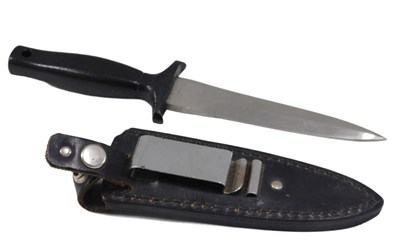 Lot 465 - A 20thC Japanese dagger, with shaped blade,...