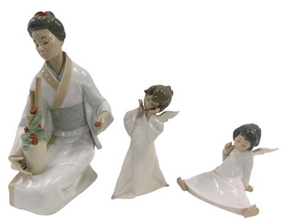 Lot 473 - A Nao figure group Geisha, 33cm high, boxed, a...