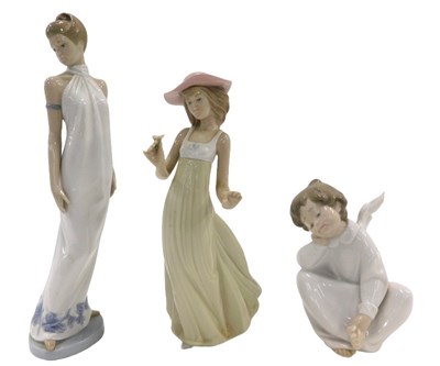 Lot 474 - A Nao figure Angel Child, seated, 16cm...