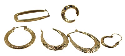 Lot 672 - A pair of 9ct gold hoop earrings, three loose...