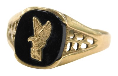 Lot 674 - A 9ct gold signet ring, with black agate oval...
