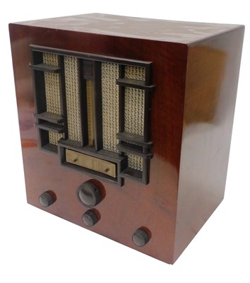 Lot 927 - A mid 20thC walnut cased Marconi model 264...
