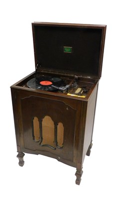 Lot 935 - A mid 20thC Columbia radiogram model 620,...