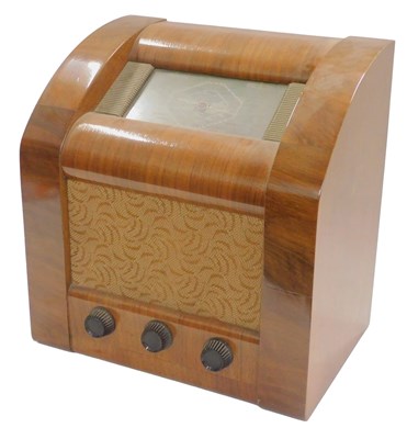Lot 939 - A mid 20thC walnut cased GEC valve radio, in a...