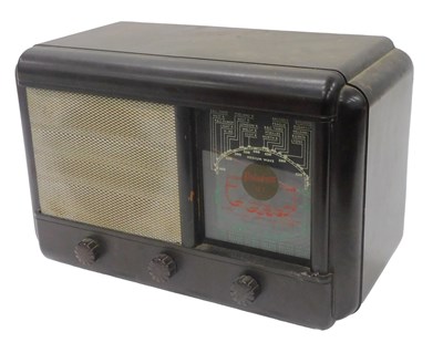 Lot 942 - A mid 20thC Bakelite cased radio, with front...