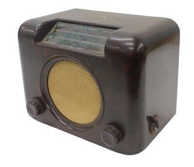 Lot 948 - A mid 20thC Bakelite cased Bush radio, type...