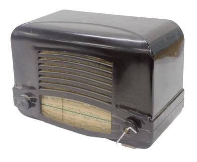 Lot 951 - A mid 20thC Bakelite cased Cossor model 462.AC...