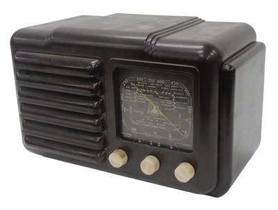 Lot 952 - A mid 20thC Bakelite cased Raymond F17 radio,...