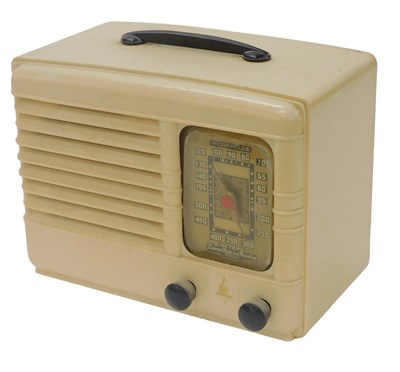 Lot 953 - A mid 20thC Plaskon ivory coloured RCA radio,...