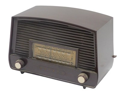 Lot 956 - A mid 20thC Bakelite cased Murphy U198H AC/DC...