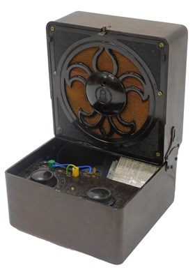 Lot 959 - A mid 20thC Bakelite cased Kolster Brandes...